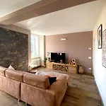 Apartament Montefiori, Rustic Glow *